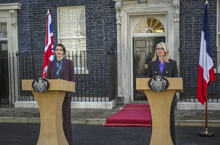 Politiek spelen wordt gevaarlijk voor Julie Delpy en Suranne Jones in 'Hostage'