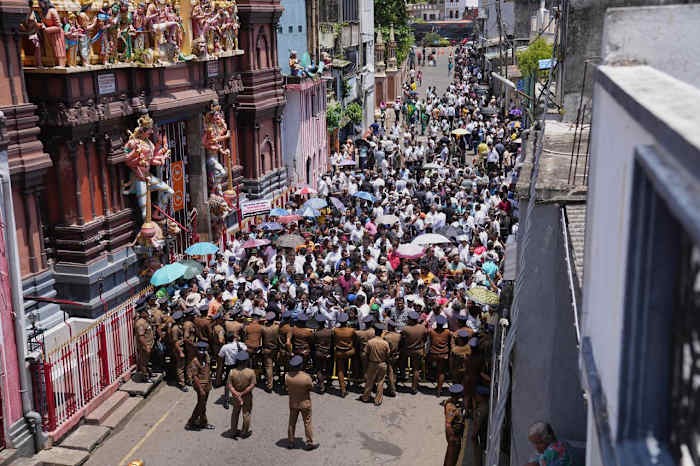 Protesten barsten uit in de hoofdstad van Sri Lanka over de arrestatie van ex-president Wickremesinghe