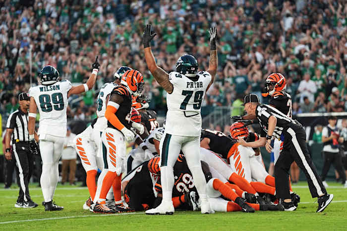 Pushing! Eagles gebruiken Tush Push op Opening Drive na een kort-yardage-spel bijna verbannen in NFL