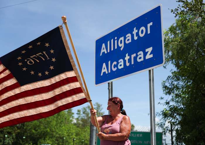 Rechter om gedetineerden 'wettelijke rechten op' alligator Alcatraz 'in Florida Everglades te wegen