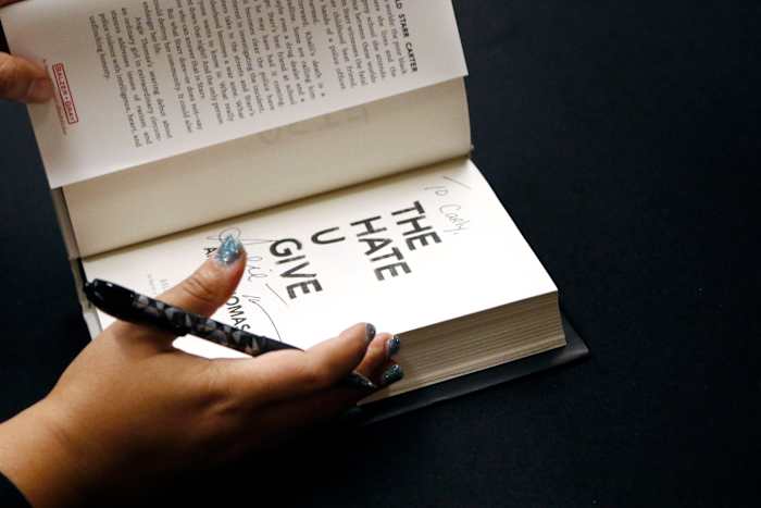 Rechter slaat de belangrijkste delen van de wet van Florida neer die hebben geleid tot het verwijderen van boeken van schoolbibliotheken