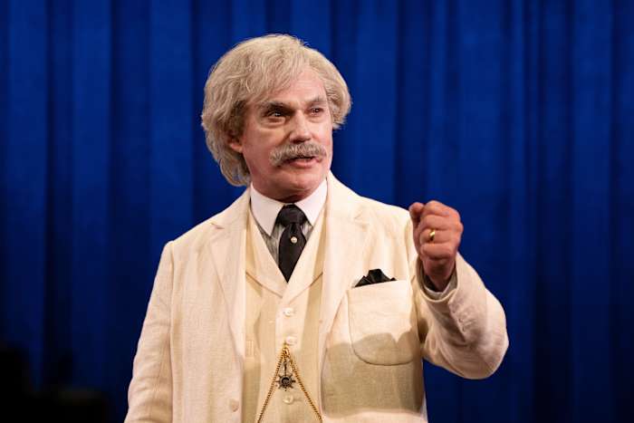 Richard Thomas Dons Pruik en snor om icoon Mark Twain te spelen in eenmansspel door de VS