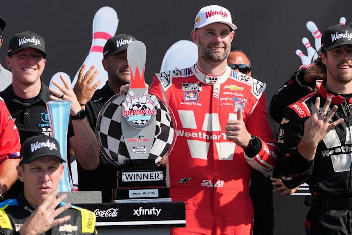 Rookie Shane van Gisbergen blijft NASCAR's King of the Road Courses met de 4e overwinning van het seizoen