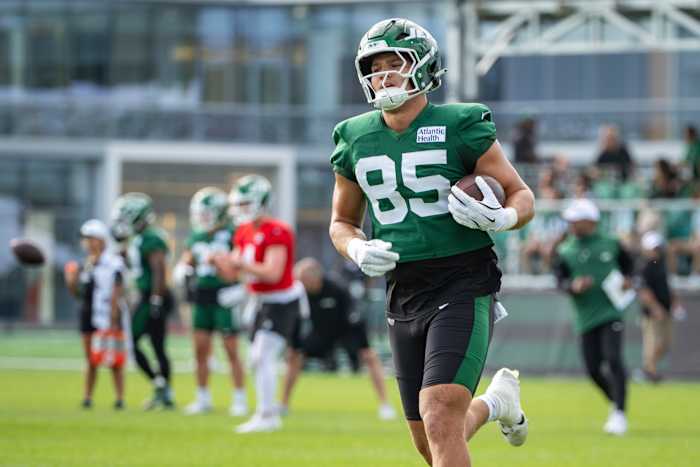 Rookie strakke einde Mason Taylor, zoon van Hall of Fame Pass Rusher, glanzend op Jets Camp