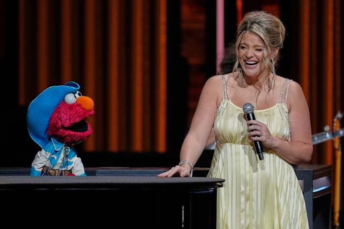 'Sesame Street' sterren Elmo en Abby Cadabby Sing en gastheer in hun Grand Ole Opry -debuut