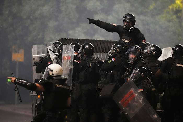 Spanningen stijgen in Servië terwijl boze demonstranten botsen met de politie, brandweer in de feestkantoor in brand steken