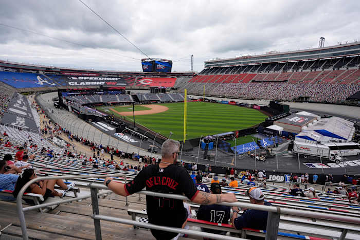 Speel Ball, Take 2: The Braves nemen de MLB Speedway Classic in Bristol na regenophanging