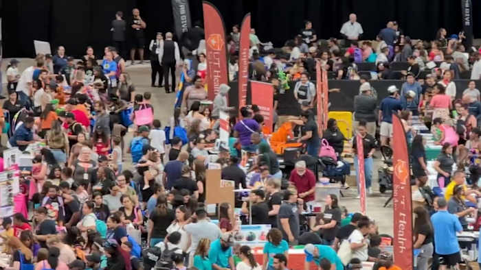 Spurs kruisen 11.500 studenten meer dan 4 jaar gediend door jaarlijks back-to-school bash bash'-evenement