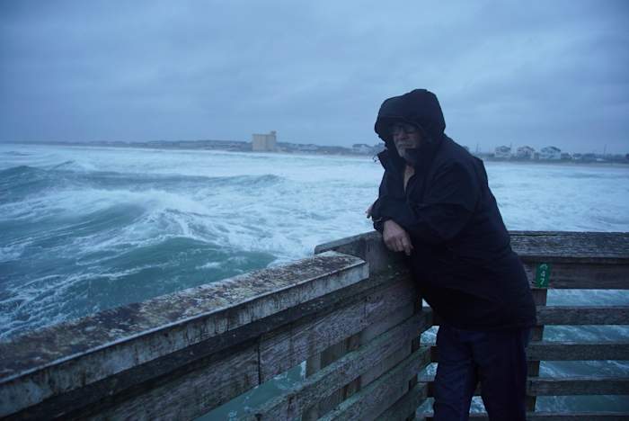 Sterke wind en golven Batter Nantucket, Martha's Vineyard terwijl Hurricane Erin naar de zee gaat