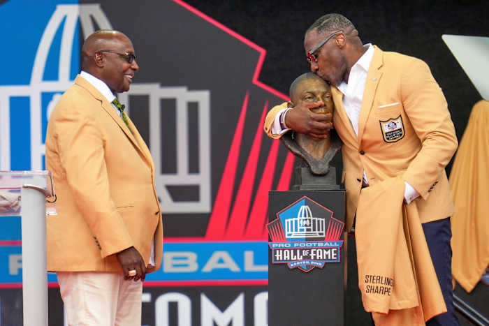 Sterling Sharpe geeft collega Pro Football Hall of Fame Brother Shannon zijn gouden jas