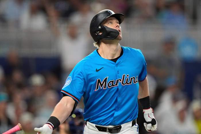 Stowers Homers terwijl Marlins Yankees met 7-3 versloeg om de eerste sweep van New York in clubgeschiedenis te verdienen