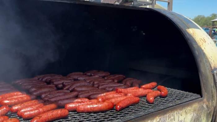 Surplus Barbecue verandert Boerne Beer Garden in voordeel Cookout voor slachtoffers van overstromingen