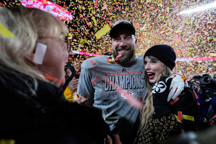 Taylor Swift en Travis Kelce's liefdesverhaal, van vriendschapsarmbanden tot verlovingsringen