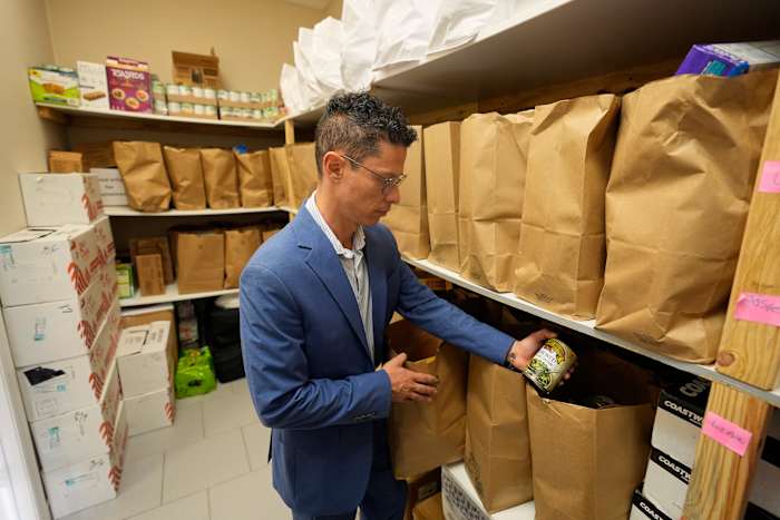 Terwijl het orkaanseizoen botst van de immigratieagenda, neemt de angsten toe voor mensen zonder juridische status