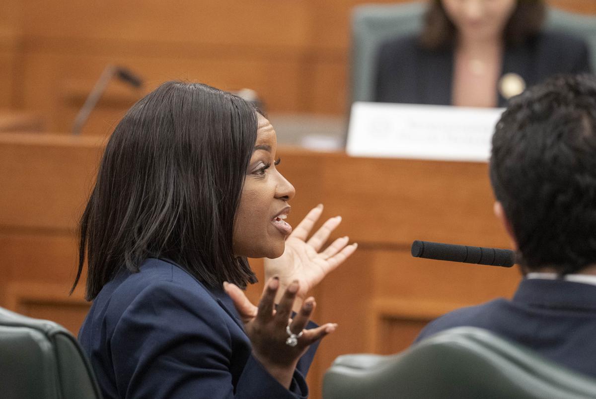 US Rep. Jasmine Crockett, D-Dallas, beantwoordt QeStions aan de getuigentafel tijdens de laatste openbare hoorzitting van de House Select Committee on Congressional Redistricting in het Texas Capitol op 1 augustus 2025.