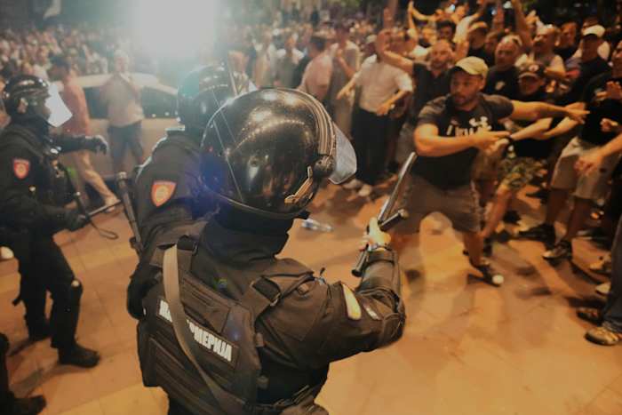 Tientallen gewonden en vastgehouden als geweldspiralen bij anti-overheidsprotesten in Servië