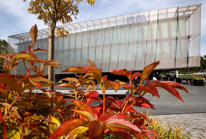 Top EU -rechtbank regeert dat de beslissingen van het voetbalbestuur van het bestuur van het hoofd van de FIFA kunnen worden uitgedaagd buiten Zwitserland