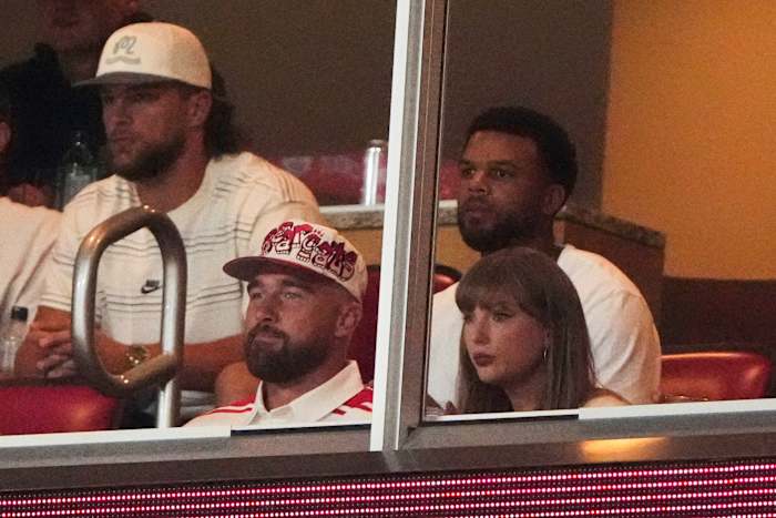 Travis Kelce en Taylor Swift wonen Nebraska-Cincinnati-wedstrijd bij na verloving