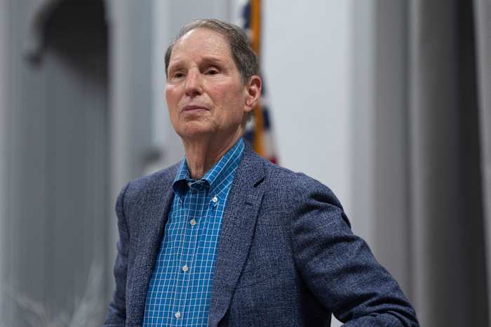 Trump -administratie is van plan om bijna 700 niet -begeleide migrantenkinderen te verwijderen, zegt Senator