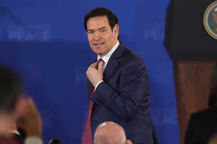 Trump -administratie stopt visa voor mensen uit Gaza nadat Laura Loomer vragen aankomsten