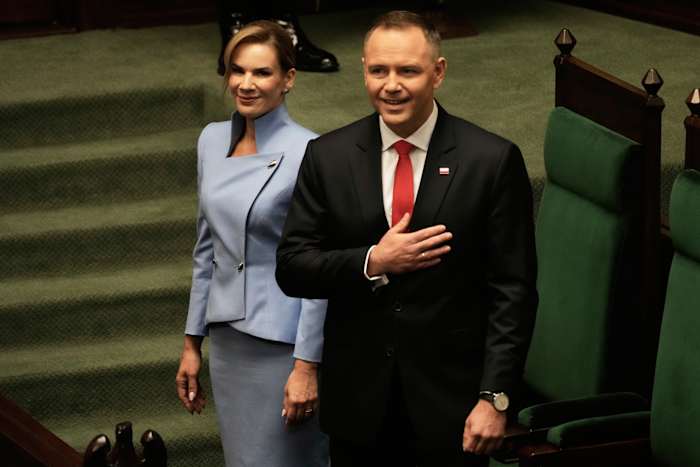 Trump-gesteunde Nawrocki neemt het Poolse presidentschap aan en zou een meer nationalistische cursus kunnen sturen