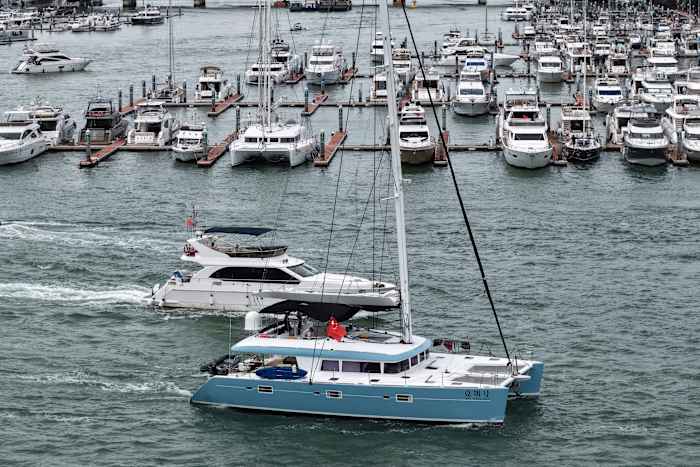 Typhoon Kajiki doordrenkt in het Hainan -eiland van Zuid -China en gaat naar Vietnam