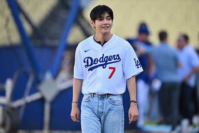 V van K-Pop Sensation BTS Thrills fans met eerste worp bij Dodgers Game en ontmoet Shohei Ohtani