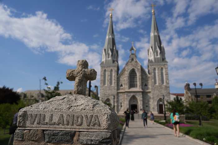 Villanova University meldt een actieve schutter op de campus, vertelt studenten aan barricade deuren