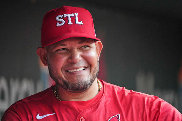 Voormalig all-star catcher Yadier Molina keert terug naar de dugout van Cardinals als tijdelijke coach