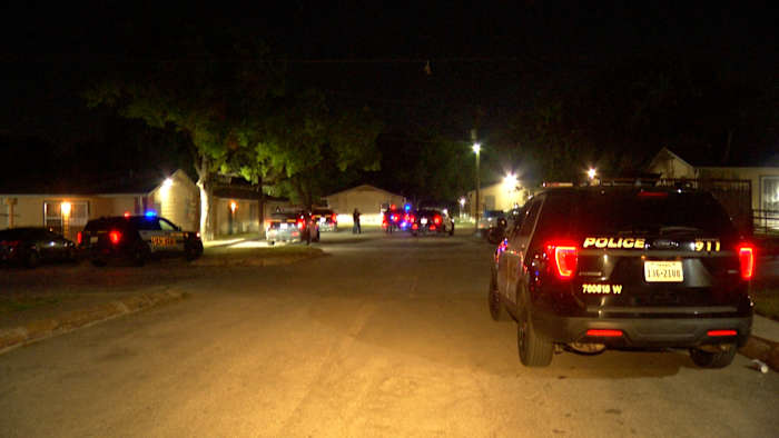 Vrouw steekt vriendje meerdere keren neer na het vinden van expliciete video op zijn mobiele telefoon, zegt SAPD