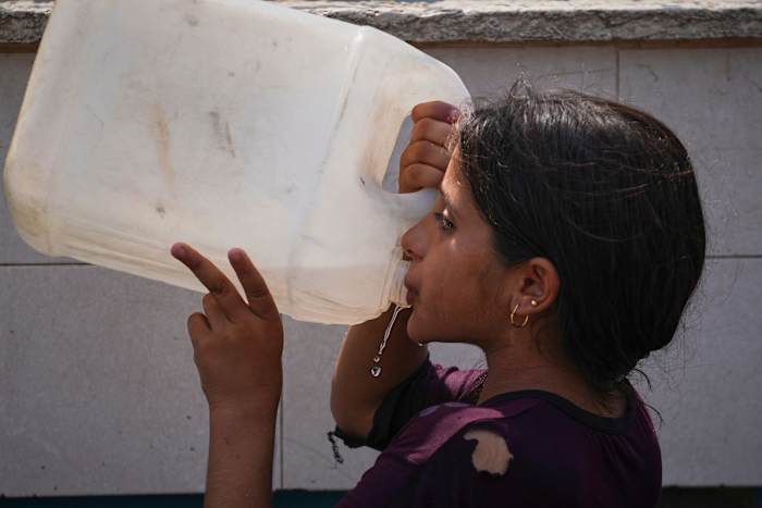 Warmte en dorste gezinnen in Gaza om water te drinken waardoor ze ziek worden