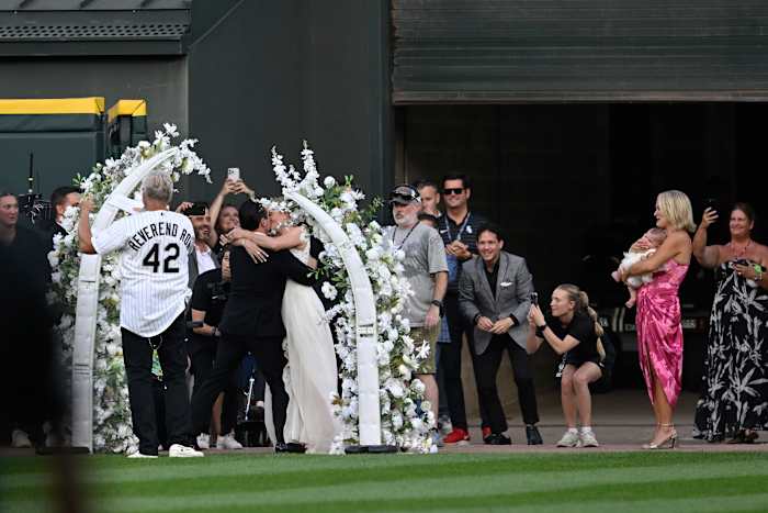 White Sox Vier Showman Bill Veeck met bruiloft, 50-voet hotdog, kinderboerderij bij Ballgame
