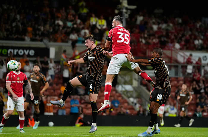 Wrexham trekt dramatisch laat herstel af om verder te gaan in de competitiebeker op straffen