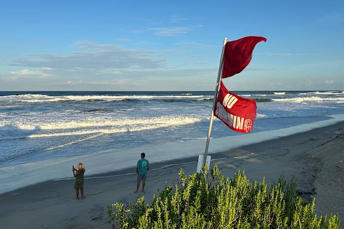 Zomervieringen ontmoeten gesloten stranden en waarschuwingen aan de VS oostkust vanwege orkaan Erin