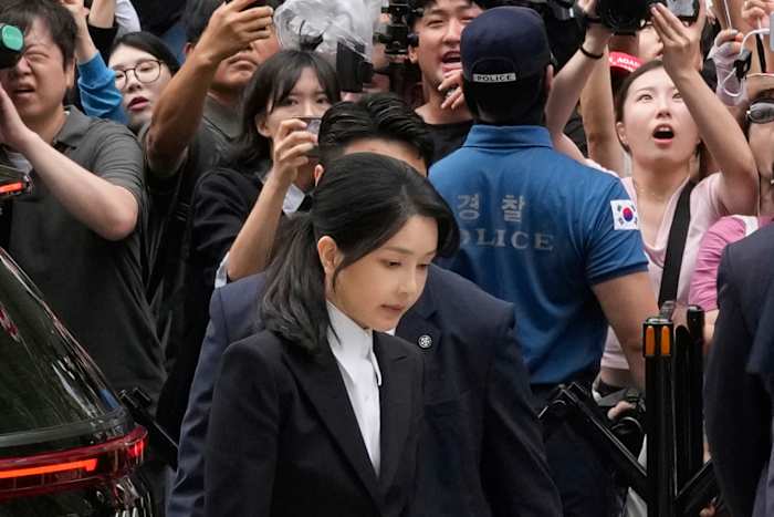 Zuid-Koreaanse onderzoekers zoeken een arrestatie van de vrouw van de gevangenisgebonden ex-president Yoon