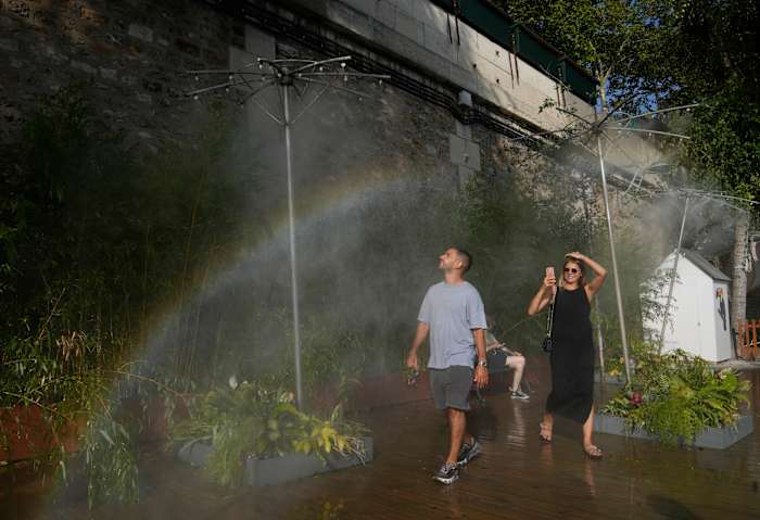 Zuidwest -Frankrijk zwamp onder een hittegolf terwijl brandweerpersoneel smeulende wijngaarden bewaakt