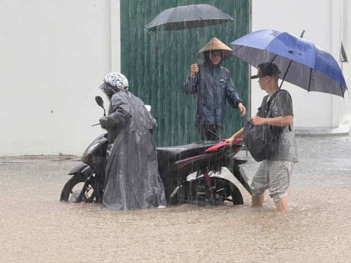 Zware regen valt in delen van Zuidoost -Azië na tropische storm blaast Vietnam binnen