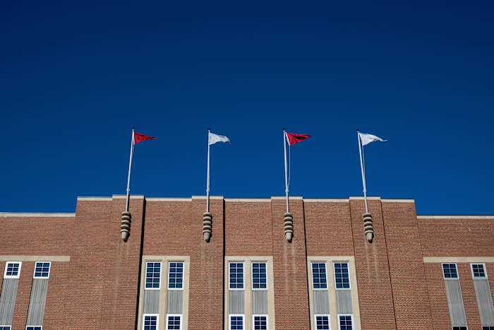 14 voormalige NC State Athletes hebben een rechtszaak aangespannen die misbruik door ex-head trainer beweert