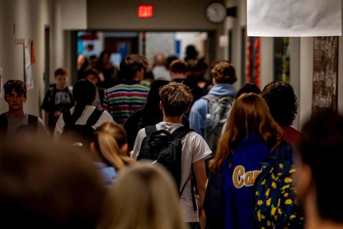 Studenten lopen door de gang op Lago Vista High School op dinsdag 9 september 2025 in Lago Vista, TX. HB 1481 is aangenomen tijdens de speciale wetgevende sessie, waarbij scholen een beleid moeten implementeren dat persoonlijke communicatie -apparaten verbiedt. Lago Vista heeft een beleid geïmplementeerd waarbij studenten apparaten opslaan, voornamelijk mobiele telefoons, in magnetisch vergrendelde zakjes die ook de mobiele telefoonservice blokkeren, de apparaten kunnen worden ontgrendeld in het geval van noodsituatie en wanneer de studenten het gebouw verlaten met behulp van een wandgemonteerde sleutel bij de ingang van het gebouw.