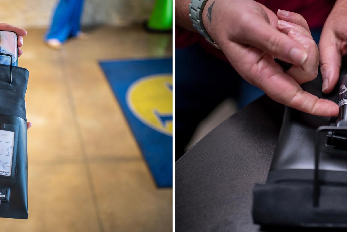 Kinslow toont een van de zakjes voor mobiele telefoons en laat zien hoe deze te ontgrendelen.