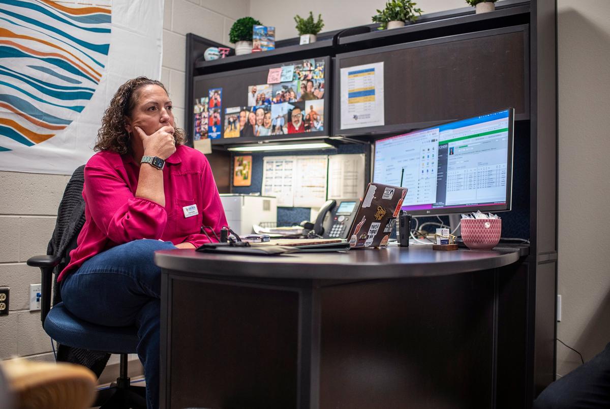 Assistent -directeur Dusty Kinslow aan haar bureau op Lago Vista High School op dinsdag 9 september 2025 in Lago Vista, TX. HB 1481 is aangenomen tijdens de speciale wetgevende sessie, waarbij scholen een beleid moeten implementeren dat persoonlijke communicatie -apparaten verbiedt. Lago Vista heeft een beleid geïmplementeerd waarbij studenten apparaten opslaan, voornamelijk mobiele telefoons, in magnetisch vergrendelde zakjes die ook de mobiele telefoonservice blokkeren, de apparaten kunnen worden ontgrendeld in het geval van noodsituatie en wanneer de studenten het gebouw verlaten met behulp van een wandgemonteerde sleutel bij de ingang van het gebouw. (Sergio Flores voor de Texas Tribune)