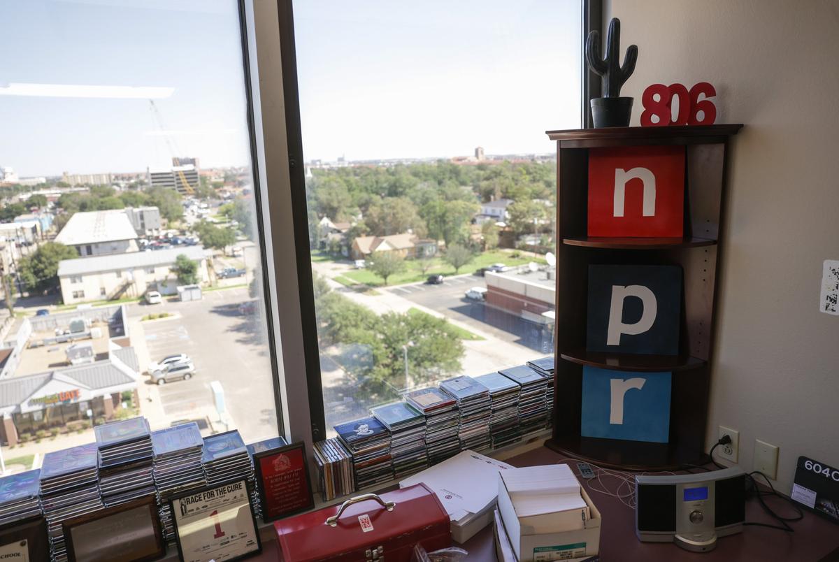 De newsroom van Lubbock NPR staat zes storiues hoog naast Texas Tech University 2 september 2025.