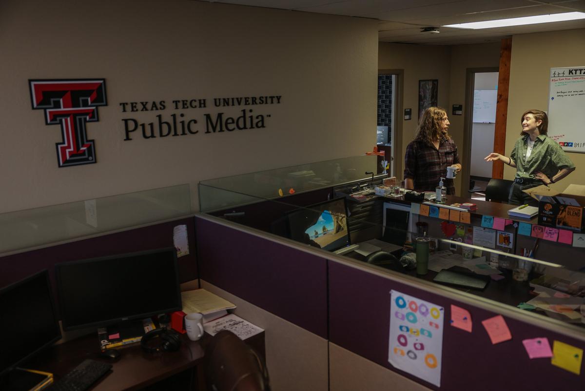 Brad Burt, links, en Samantha Larned, verslaggevers voor Lubbock NPR, praten in de newsroom dinsdagochtend 6 september 2025 in Lubbock, Texas.