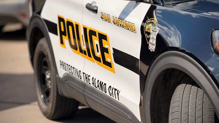 2 gearresteerd nadat het gestolen voertuig rood licht heeft, crasht in auto SAPD zegt