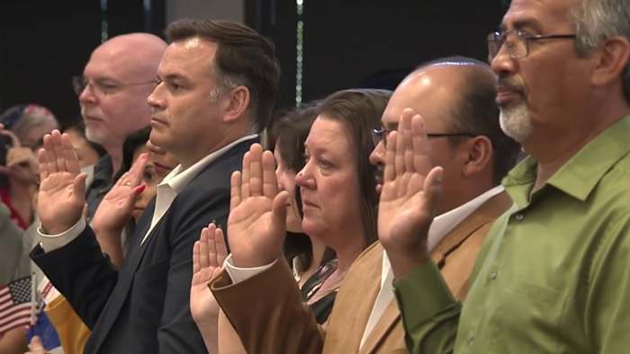 50 nieuwe Amerikaanse burgers gezworen in het stadhuis voor de dag van de grondwet en de burgerschapsdag