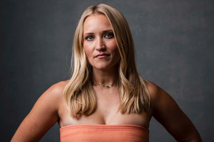 Acteur Emily Osment is single als haar scheiding van muzikant Jack Farina officieel wordt