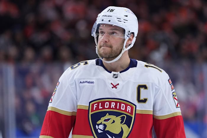 Aleksander Barkov van Florida wordt geopereerd, kan het hele seizoen missen met knieblessure