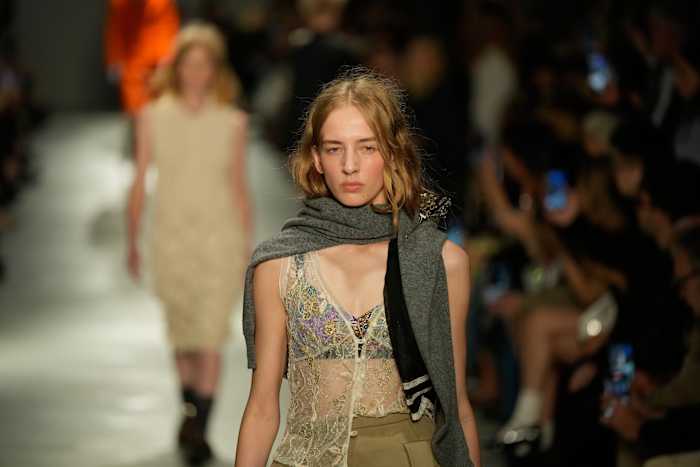 Alessandro Dell'Acqua's nr. 21 collectie brengt lichtheid in zware tijden