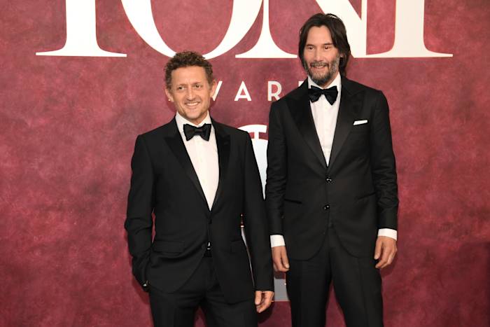 Alex Winter neemt een uitstekend avontuur op Broadway met 'Waiting For Godot' en Keanu Reeves