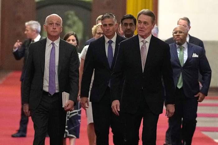 Amerikaanse wetgevers dringen aan op militaire dialoog in een zeldzaam China bezoek